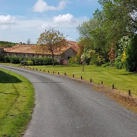 The Commanderie Grand Gite10 Kms From Puy Du Fou Casa vacanze *